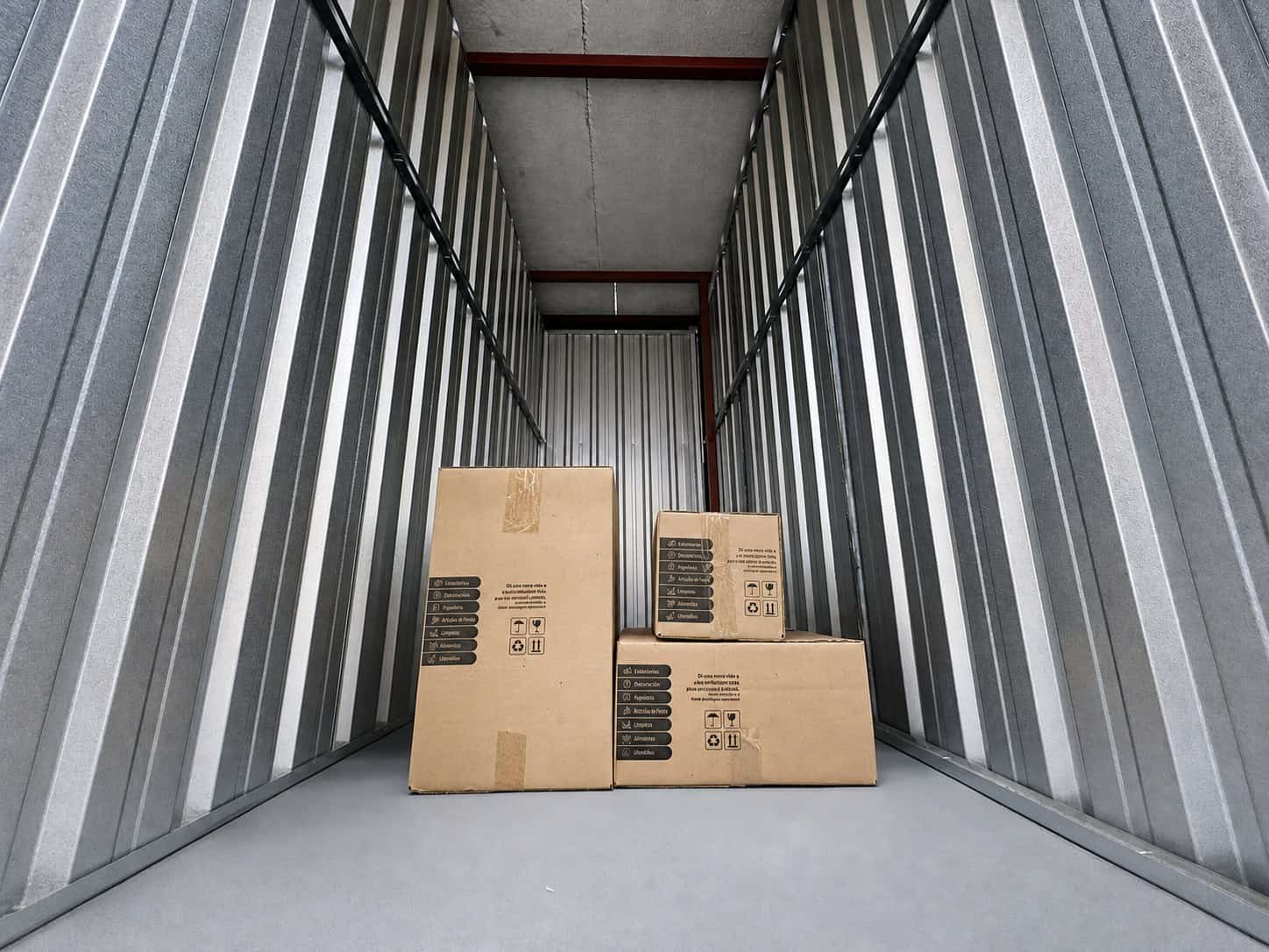Interior de box privativo para armazenar móveis durante reforma