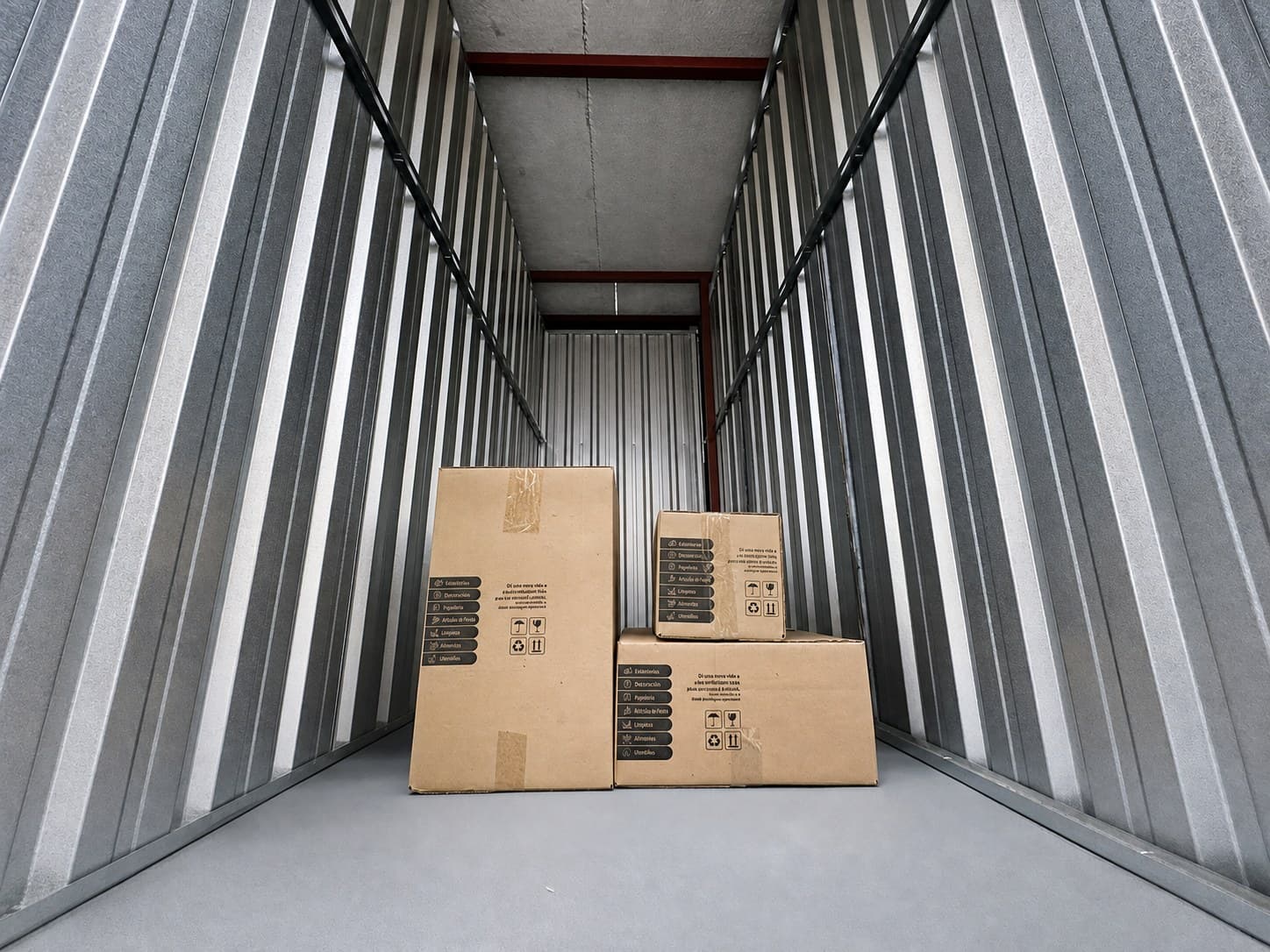 Interior de um box privativo do The Box em Itu, com caixas armazenadas
