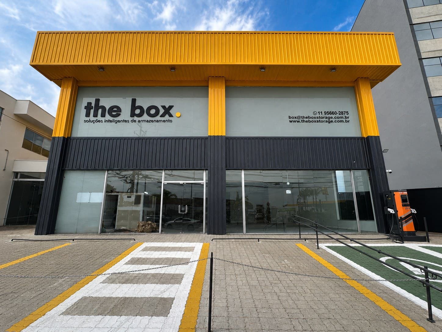 Corredor de boxes individuais do The Box